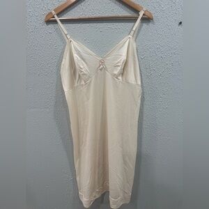 VTG 70s Vanity Fair Beige Antron Nylon Full Dress Slip 40 Lace Trim
Adj Straps